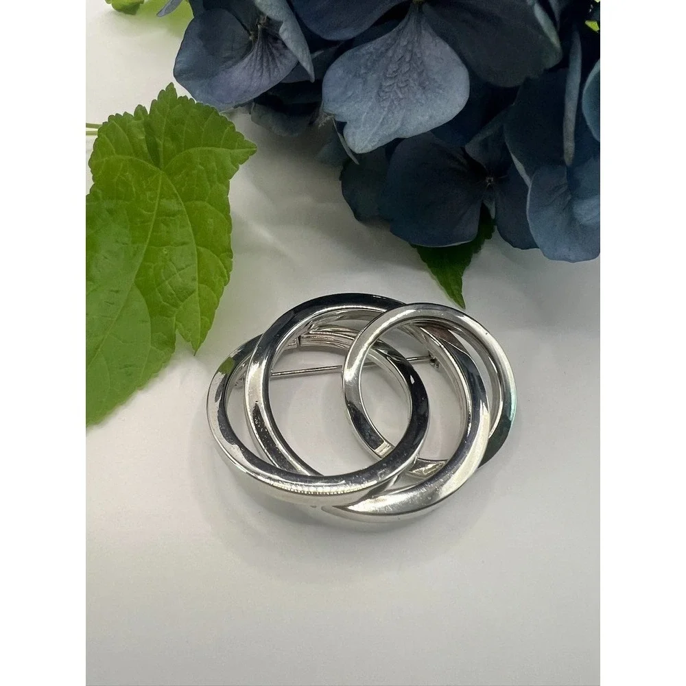 Vintage Modernist Interlocking Ring Brooch Silver Tone Geometric‎ Sculptural Pin
